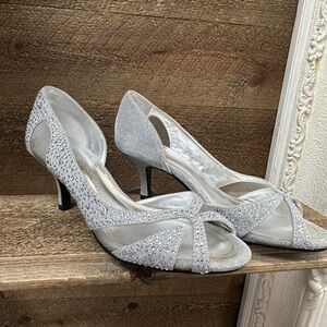 Caparros Silver Rhinestone Evening Heels – Size 7.5B